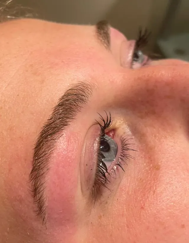Close-up van een oog met een gevormde en geverfde wenkbrauw.